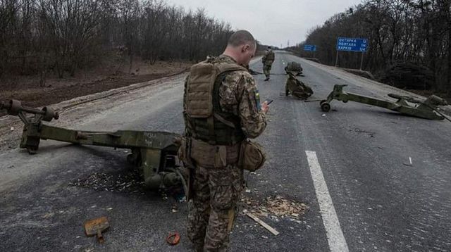 des-soldats-ukrainiens-marchent-parmi-du-materiel-militaire-russe-detruit-apres-une-bataille-dans-la-ville-de-trostyanets-dans-la-region-de-sumy-le-27-mars_6346836