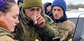 Un soldat russe en pleurs se rend et reçoit le soutien des Ukrainiens, qui le laissent appeler sa mère !