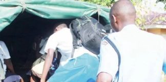 Un directeur adjoint d’une école surpris entrain de fêter son élève !