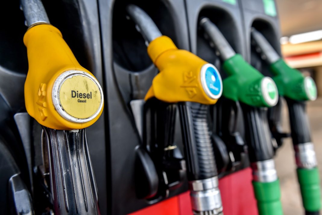 1285022-des-pompes-a-essence-dans-une-station-service-illustration