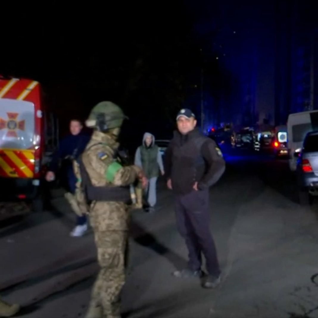 Des-forces-de-securite-apres-un-bombardement-a-Kiev-le-28-avril-2022-1403457
