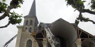 Un Pasteur démolit son église après avoir surpris sa femme en train d’embrasser le…