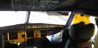 Un pilote d’un avion victime d’un arrêt cardiaque en plein vol, sa passagère a pris les commandes et évite le pire !