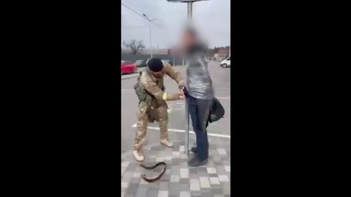 Que sait-on des vidéos de personnes attachées à des poteaux en Ukraine, parfois dénudées et frappées ? 2