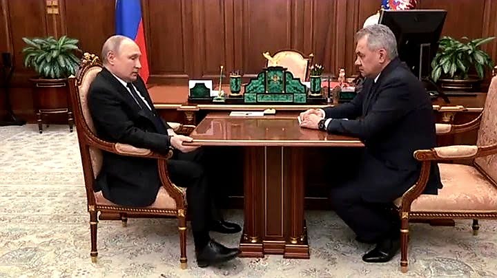 Poutine souffre-t-il de la maladie de Parkinson ? Une vidéo crispé à son bureau interrogé ! 1 Poutine souffre-t-il de la maladie de Parkinson ? Une vidéo crispé à son bureau interrogé ! 1