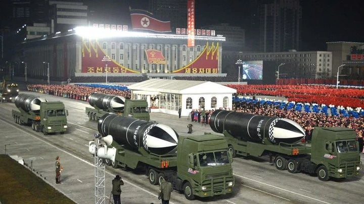 Kim Jong-Un annonce l'intention de renforcer son armement nucléaire ! 2 Kim Jong-Un annonce l'intention de renforcer son armement nucléaire ! 2