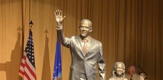 Deux anciens présidents qui ont fait construire une statue en leur honneur