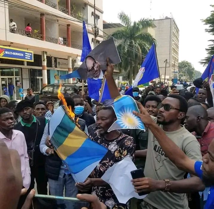 RDC-Rwanda: Le drapeau rwandais brûlé lors de la manifestation à Kinshasa 1 RDC-Rwanda: Le drapeau rwandais brûlé lors de la manifestation à Kinshasa 1