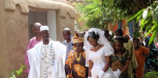 Scandaleux! Une célébration de mariage se transforme en une terrible bagarre