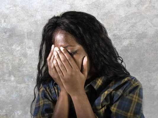 « Mon père a couché avec moi et nous avons un enfant ensemble », déclare une fille ouvertement…