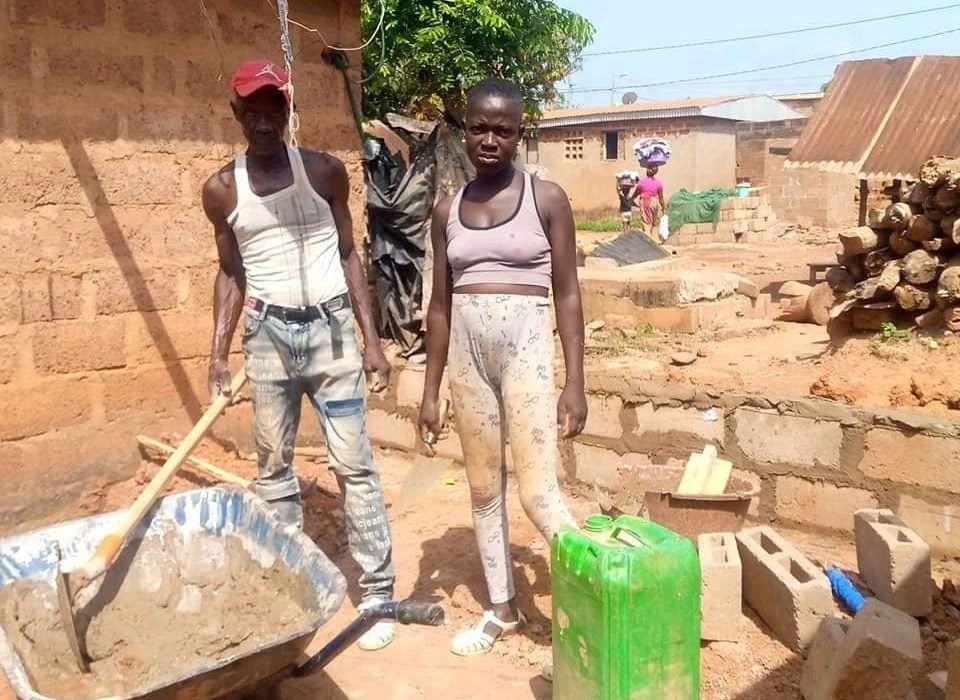 Elle décide de faire la maçonnerie plutôt que de dépendre de la poche de son mari 2 Elle décide de faire la maçonnerie plutôt que de dépendre de la poche de son mari 2