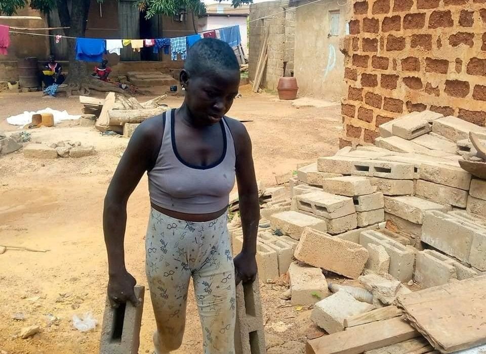 Elle décide de faire la maçonnerie plutôt que de dépendre de la poche de son mari 1 Elle décide de faire la maçonnerie plutôt que de dépendre de la poche de son mari 1