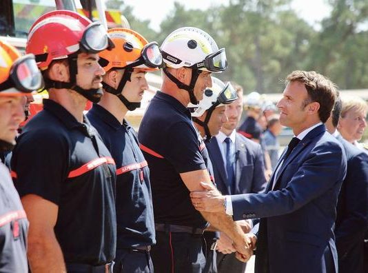 Incendies en Gironde: Emmanuel Macron promet un «chantier national» pour la forêt