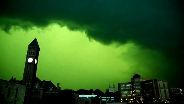 Un magnifique mais terrifiant ciel vert prend le dessus des États-Unis ! 1 Un magnifique mais terrifiant ciel vert prend le dessus des États-Unis ! 1