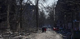 Les Russes commencent à construire dans une ville ukrainienne dévastée !