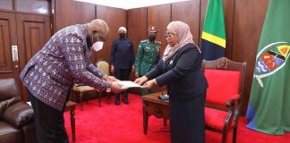 RDC : Félix Tshisekedi et Samia Suluhu saluent l’ouverture de la banque tanzanienne CRDB à Lubumbahi et bientôt à Kinshasa !