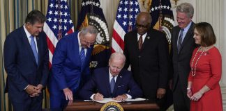 Etats-Unis : Joe Biden promulgue son vaste plan sur le climat et la santé