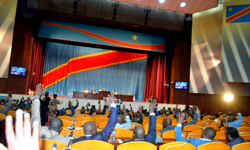 RDC/Assemblée Nationale : Les députés rejettent la proposition de Delly Sesanga sur la réduction de leurs émoluments ! 1 RDC/Assemblée Nationale : Les députés rejettent la proposition de Delly Sesanga sur la réduction de leurs émoluments ! 1