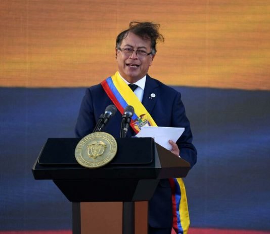 En Colombie : le nouveau président Gustavo Petro prête serment et propose un accord aux groupes armés