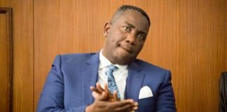 RDC : Godé Mpoyi a déposé sur les tombes de Lumumba et Mzee Kabila une liste de 830 personnes supposées « grands voleurs des deniers publics »