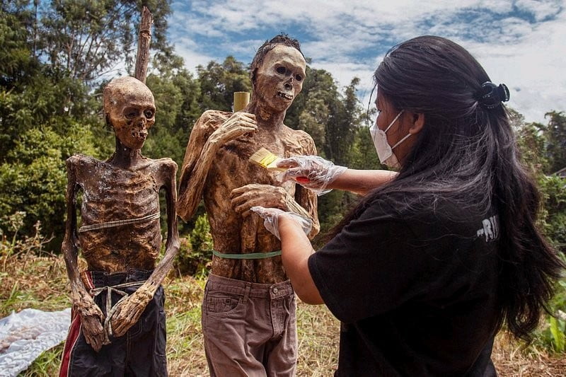 Pour garder un souvenir, ils décident de déterrer les cadavres et leur donner des vêtements 3 Pour garder un souvenir, ils décident de déterrer les cadavres et leur donner des vêtements 3