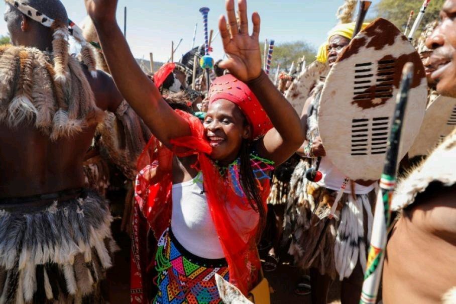 En Afrique du Sud, les jeunes filles vierges dansent devant le Roi des Zoulous 2