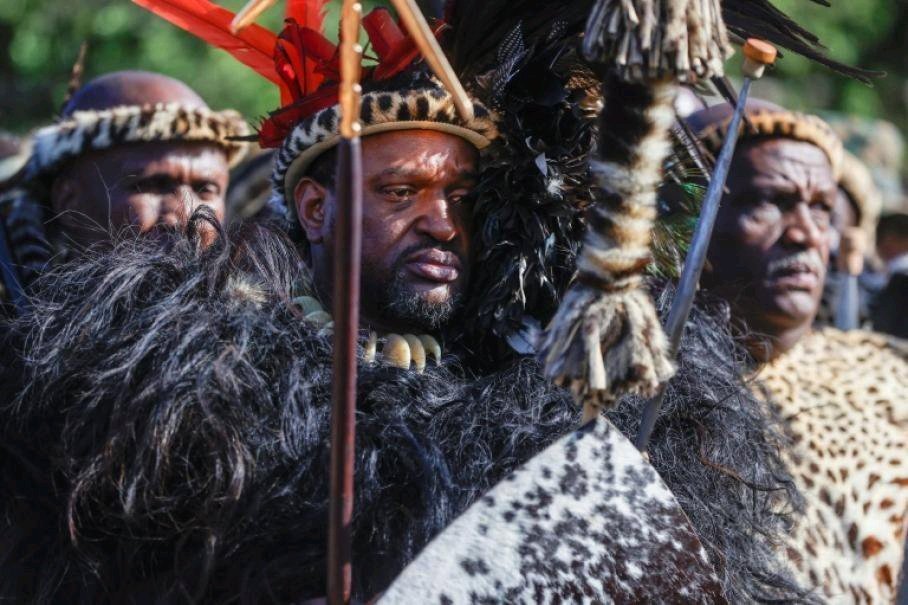 En Afrique du Sud, les jeunes filles vierges dansent devant le Roi des Zoulous 4