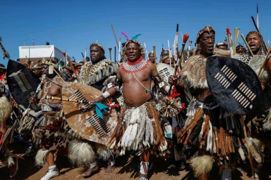 En Afrique du Sud, les jeunes filles vierges dansent devant le Roi des Zoulous 3