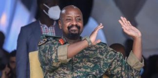 Le fils de Museveni refuse de quitter Twitter, défiant son père Président !