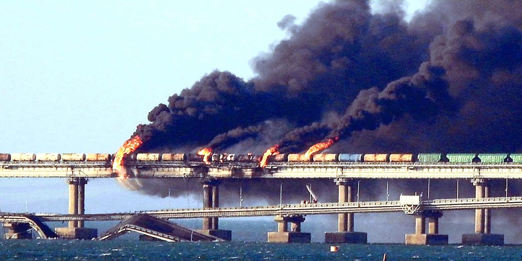 Guerre-en-Ukraine-l-explosion-du-pont-de-Crimee-un-revers-pour-Vladimir-Poutine