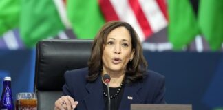 Des bus de réfugiés déposés devant le domicile de Kamala Harris le soir du réveillon de Noël