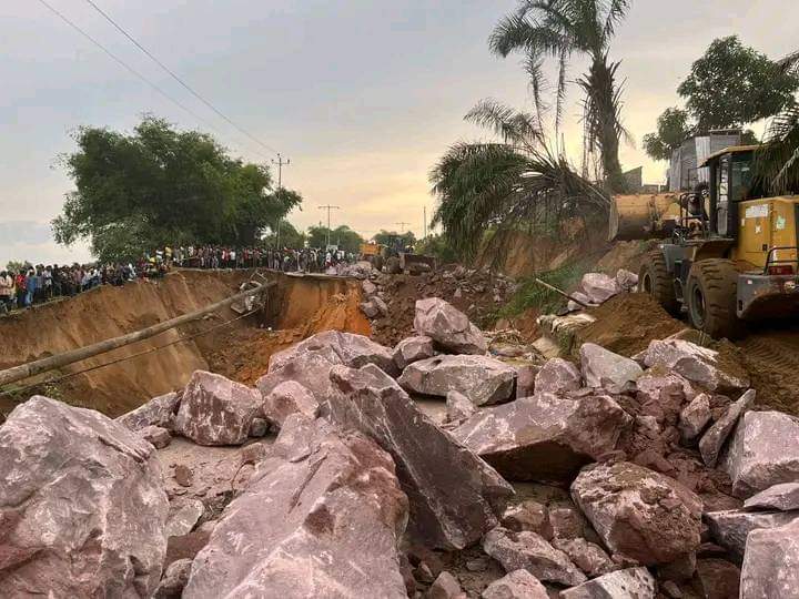 Kinshasa : Début des travaux sur la RN1 au niveau de Matadi Kibala ! 1 Kinshasa : Début des travaux sur la RN1 au niveau de Matadi Kibala ! 1