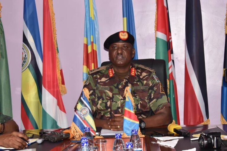 GEN-JEFF-NYAGAH-CMDT-DE-LA-FORCE-REGIONALE-EAC-DEVANT-LA-PRESSE-A-GOMA-768x512