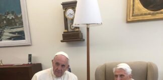 Le Pape François annonce que son prédécesseur Benoît XVI est gravement malade