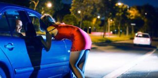 Parce que son homme ne lui a pas payé après plaisir, elle lui vole son téléphone