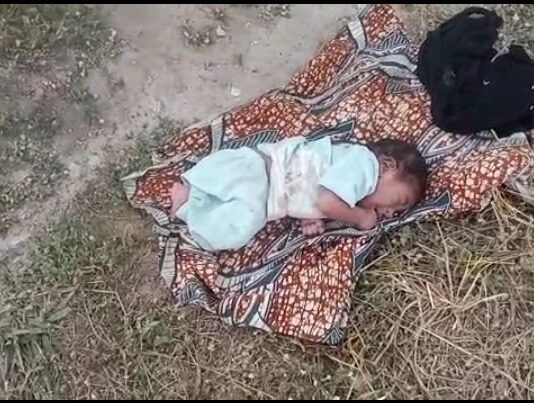 Triste ! Un bébé abandonné dans une brousse par sa mère !
