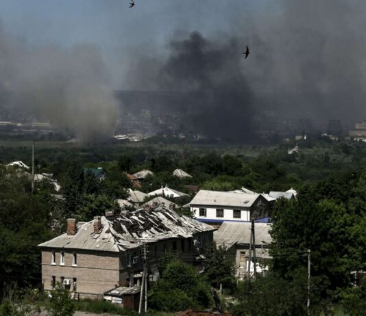 Ukraine : dans le Donbass bombardé, des chrétiens orthodoxes célèbrent Noël sous terre