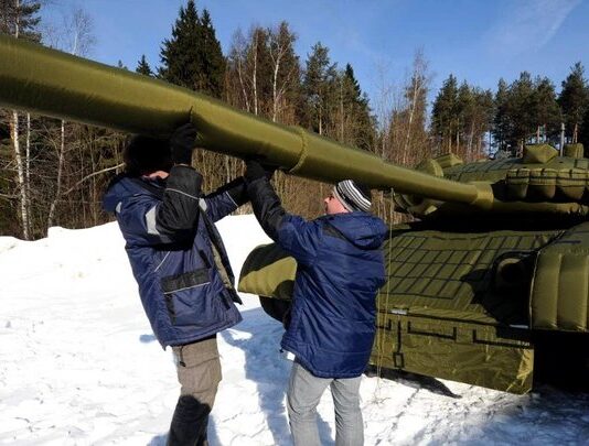 Pour tromper les soldats ukrainiens, l’armée russe déploie des chars gonflables