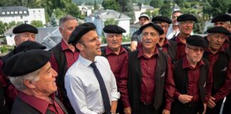 Insolite : Emmanuel Macron filmé en train de chanter dans la rue après son allocution (Vidéo)