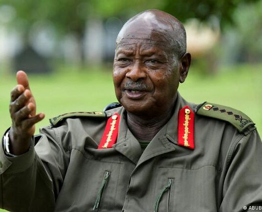 Agression dans l’Est : Museveni révèle des « pourparlers de paix » en cours entre Kinshasa et le M23.