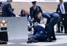 Le président Joe Biden trébuche et tombe violemment par terre lors d’une cérémonie !