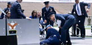 Le président Joe Biden trébuche et tombe violemment par terre lors d’une cérémonie !