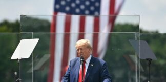 Donald Trump s’exprime derrière des vitres pare-balles après la tentative d’assassinat