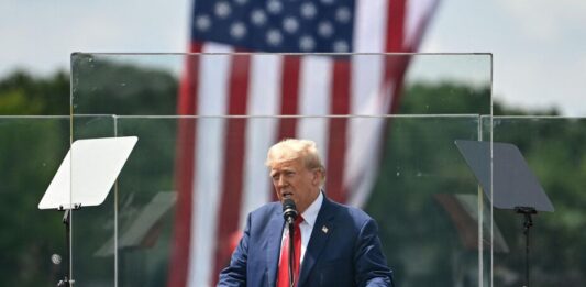 Donald Trump s’exprime derrière des vitres pare-balles après la tentative d’assassinat