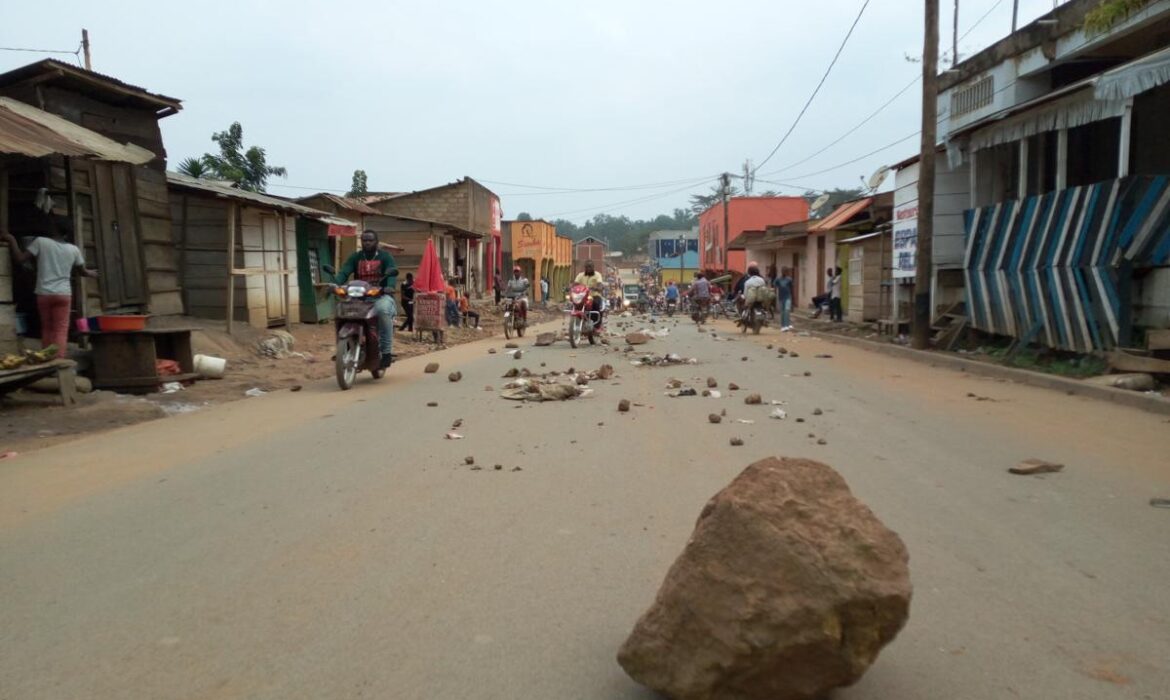 Forte tension à Uvira : barricades à Kilomoni et contestation contre le général Gasita 3 Forte tension à Uvira : barricades à Kilomoni et contestation contre le général Gasita 3