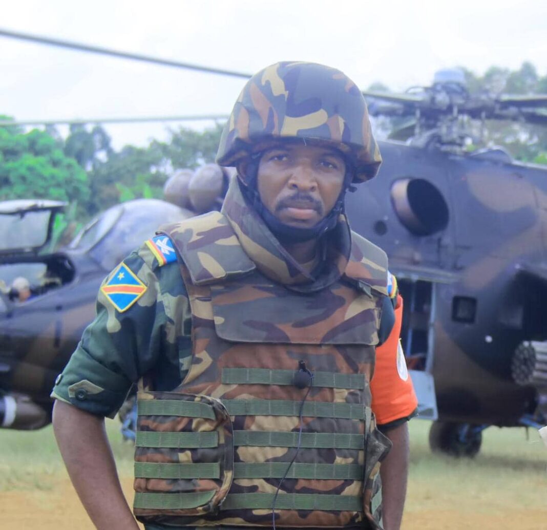 anthony-mwalu-devant-helico-fardc